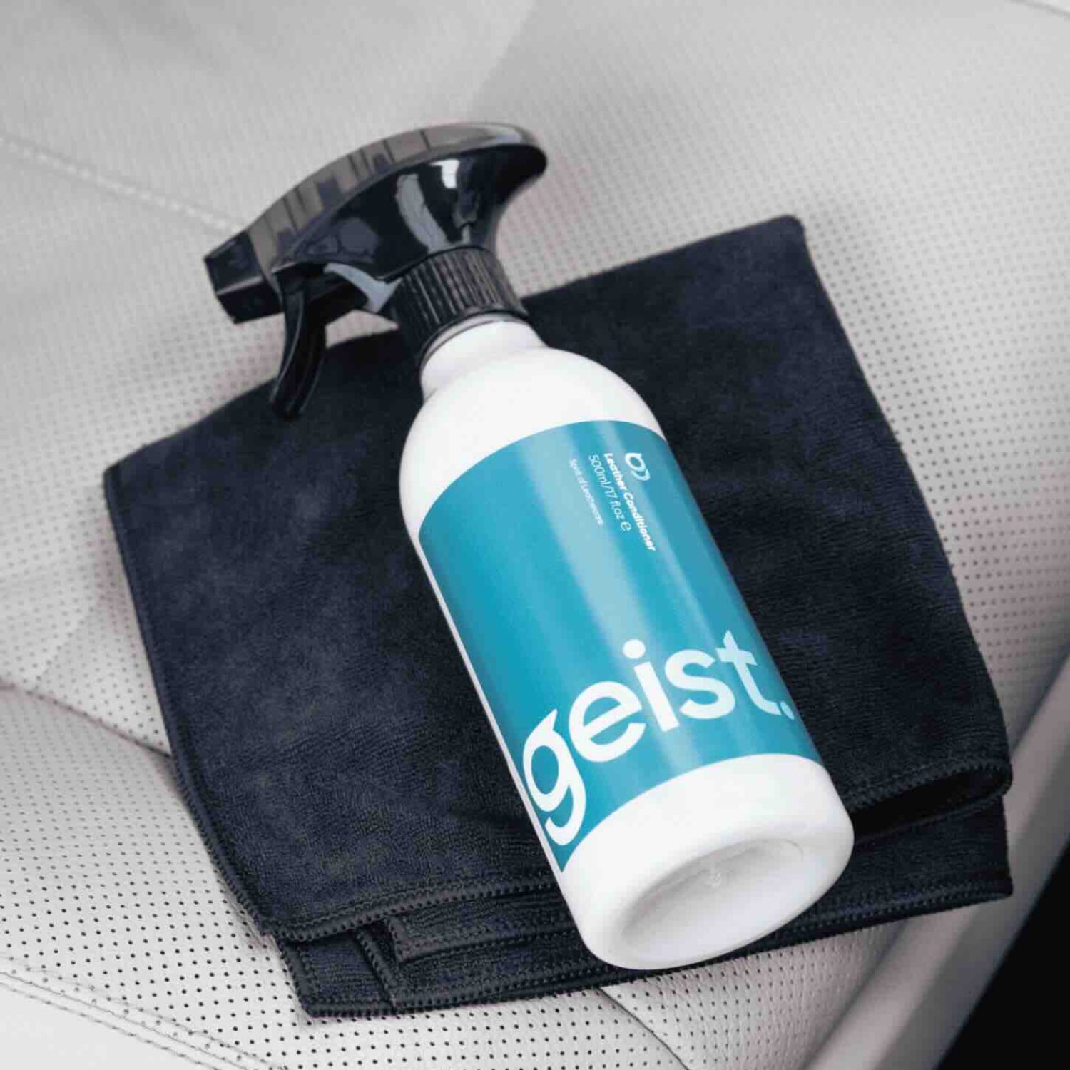 El Geist Leather Conditioner es un acondicionador avanzado para cuero envejecido, especialmente formulado para restaurar flexibilidad, suavidad y resistencia en cueros con más de 3 años de uso.