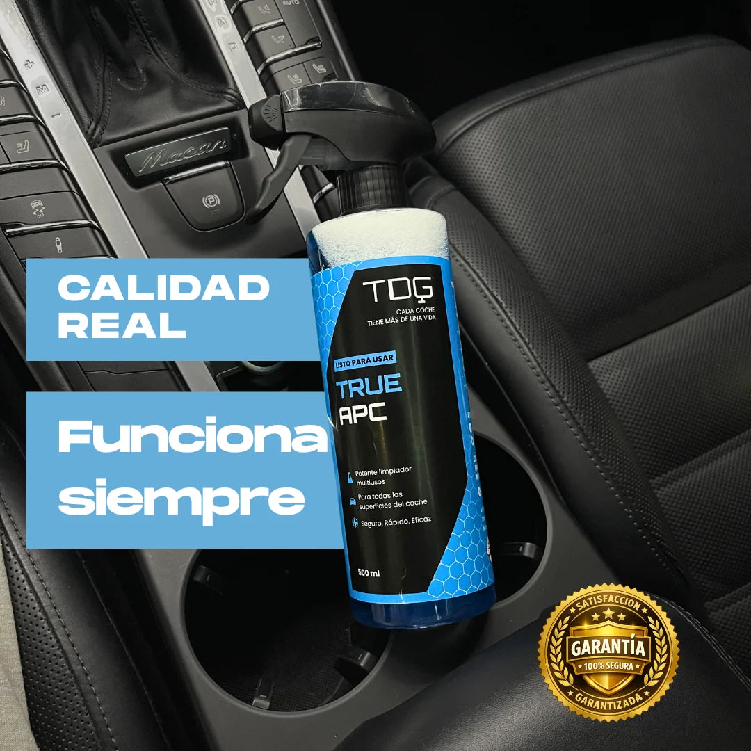 Limpiador multiusos True APC en el interior de un coche