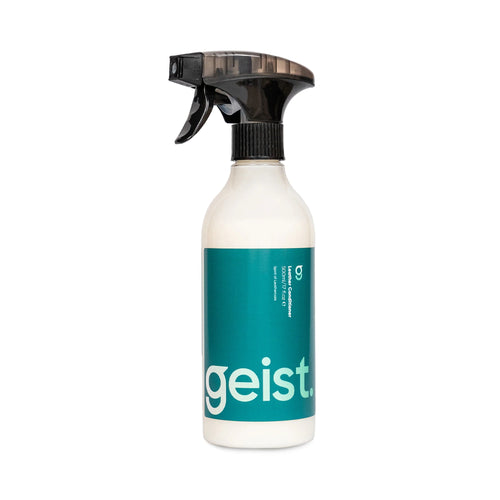 El Geist Leather Conditioner es un acondicionador avanzado para cuero envejecido, especialmente formulado para restaurar flexibilidad, suavidad y resistencia en cueros con más de 3 años de uso.