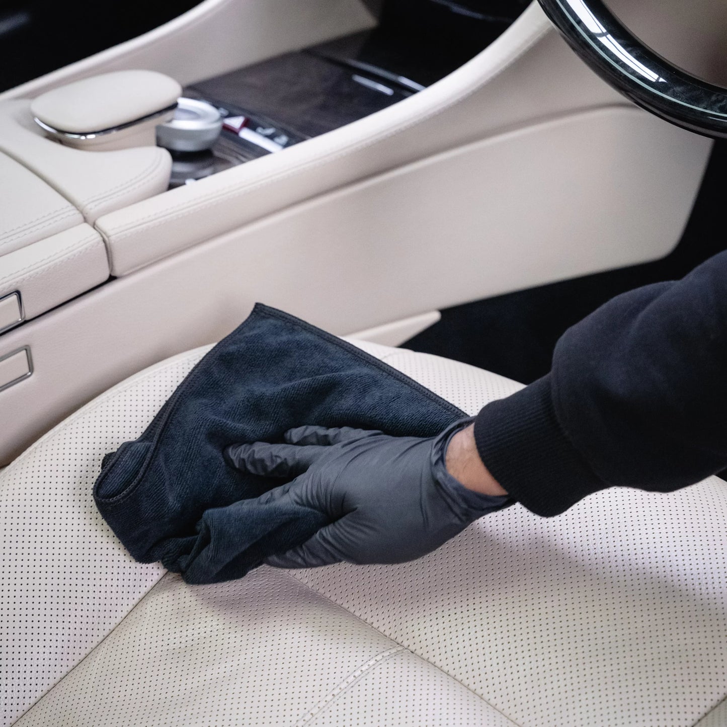 El Geist Dye Friction Blocker es un tratamiento protector profesional diseñado para prevenir la transferencia de tinte de la ropa (especialmente vaqueros), así como reducir el desgaste por fricción y abrasión en superficies de cuero y vinilo.