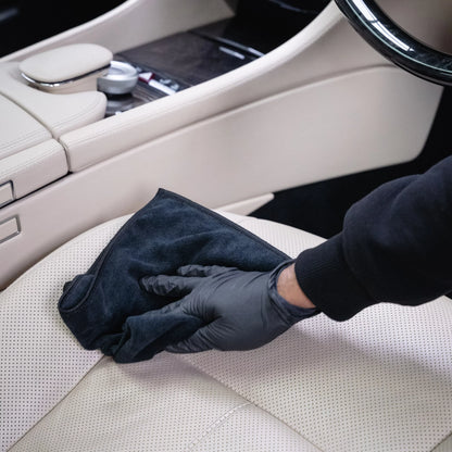 El Geist Dye Friction Blocker es un tratamiento protector profesional diseñado para prevenir la transferencia de tinte de la ropa (especialmente vaqueros), así como reducir el desgaste por fricción y abrasión en superficies de cuero y vinilo.