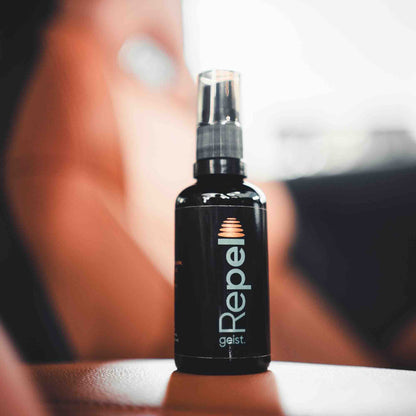 Geist Repel es un recubrimiento cerámico ecológico de nueva generación, desarrollado específicamente para cuero, vinilo y cuero sintético, que crea una barrera protectora duradera, transpirable y sin brillo artificial.