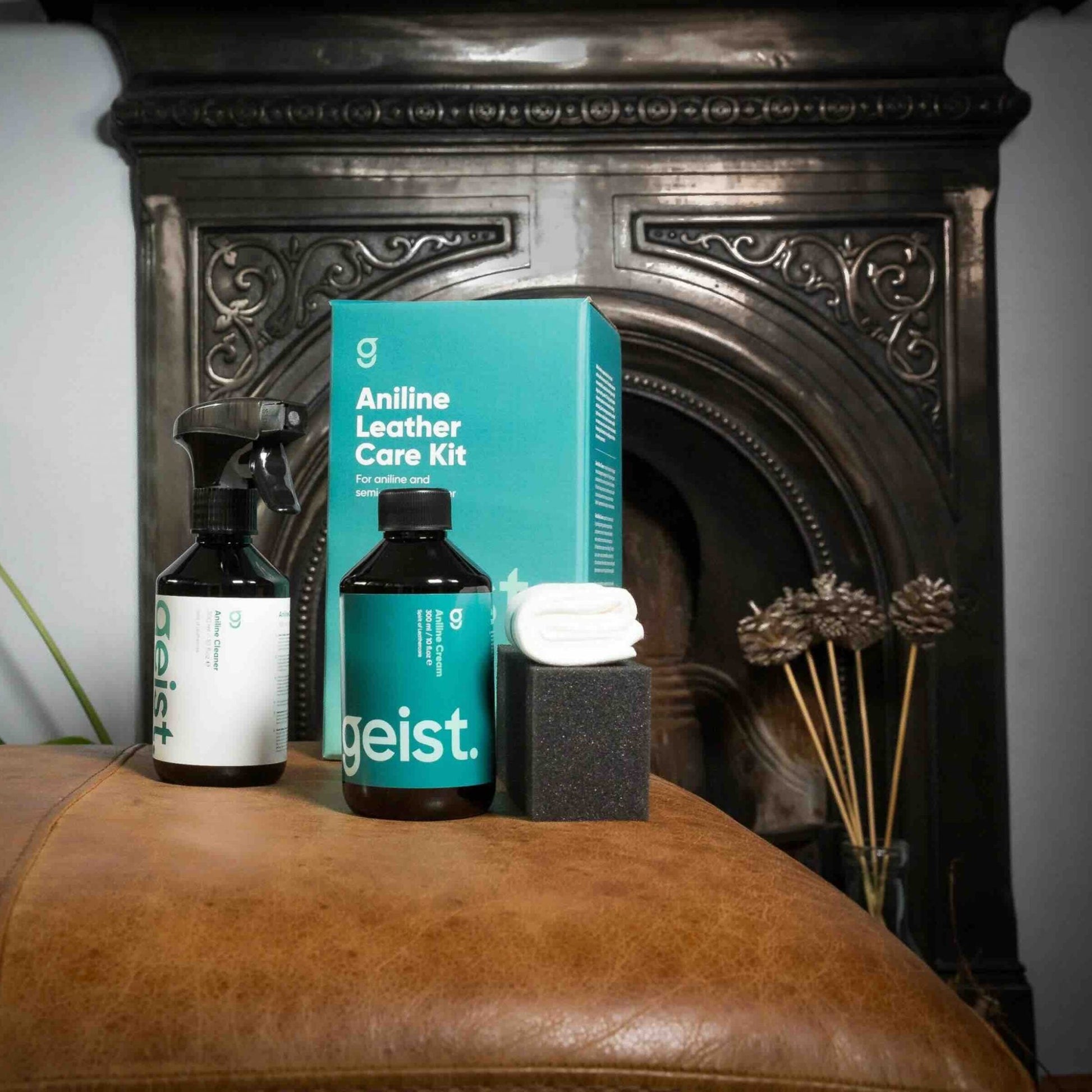 El Geist Kit de cuidado de cuero de anilina está diseñado específicamente para la limpieza y protección de cuero anilina y semianilina, materiales naturales, porosos y extremadamente sensibles que requieren un tratamiento distinto al cuero pigmentado convencional.