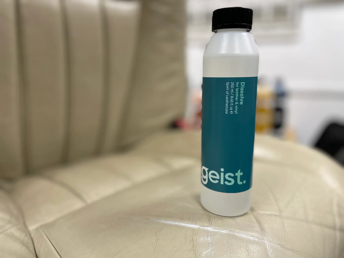 Geist Dissolve sobre un asiento de cuero claro