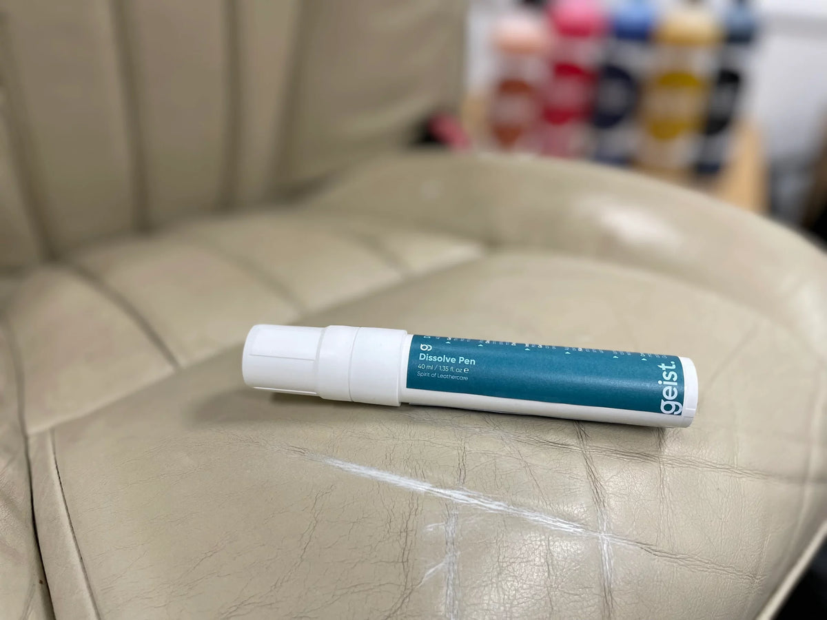 Geist Dissolve pen sobre un asiento de cuero