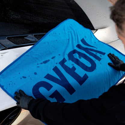 La Gyeon Q²M SilkDryer EVO es una toalla de secado de microfibra avanzada diseñada para ofrecer un secado rápido, seguro y sin marcas en todo tipo de vehículos.&nbsp;