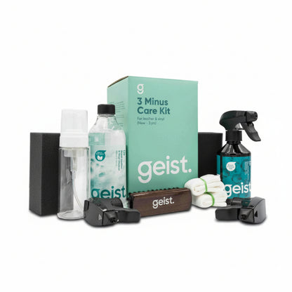 El Geist Kit 3 Minus Care está diseñado específicamente para el cuidado del cuero y vinilo nuevos (0 a 3 años), donde la prioridad no es nutrir, sino limpiar correctamente y proteger el acabado original frente a los principales factores de deterioro: transferencia de tinte, fricción, sudor y abrasión diaria.