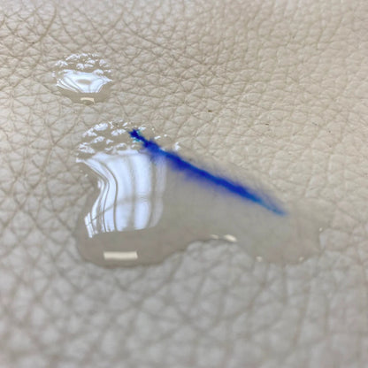 El Geist Removedor de Tinta y Tinte es una solución profesional potente y segura para eliminar marcas de bolígrafo, rotulador y transferencia de tinte en cuero, polipiel (PU) y PVC, sin dañar la superficie ni alterar su acabado.