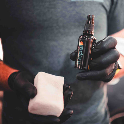 Geist Repel es un recubrimiento cerámico ecológico de nueva generación, desarrollado específicamente para cuero, vinilo y cuero sintético, que crea una barrera protectora duradera, transpirable y sin brillo artificial.