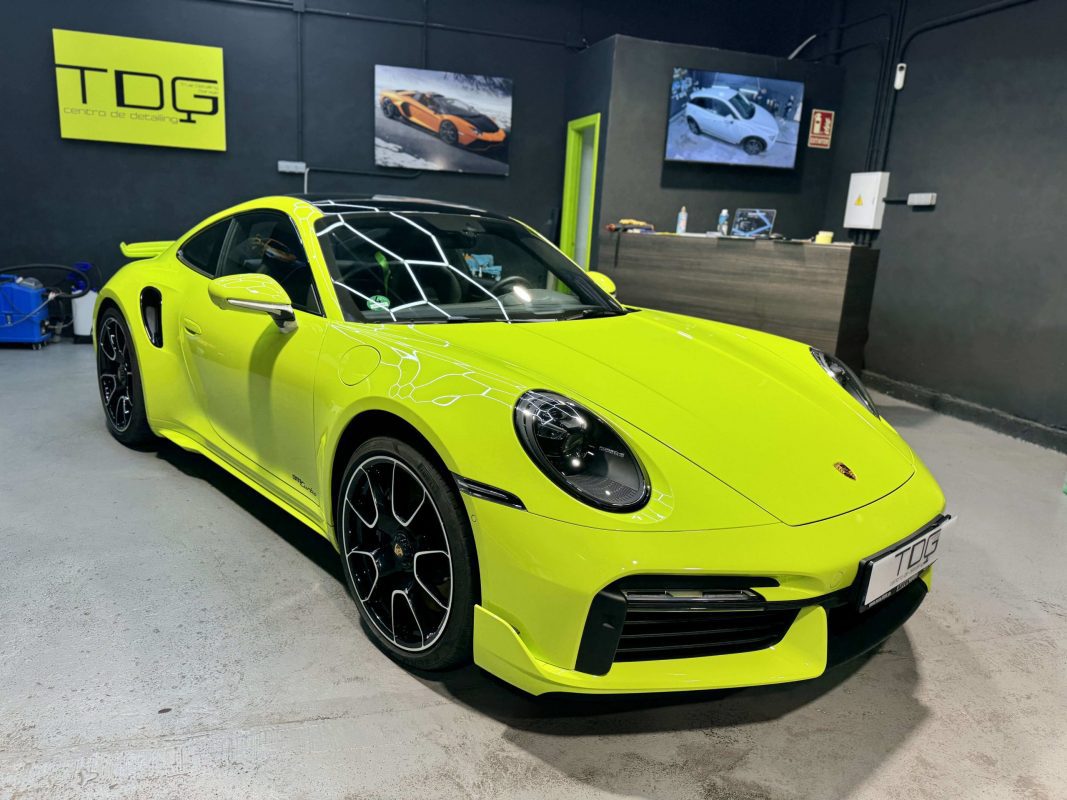 Coche con limpieza detallada profesional mostrando descuentos para expertos en detailing en tienda TDG